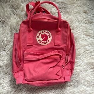 Fjallraven Kånken Mini Backpack in Bright Pink